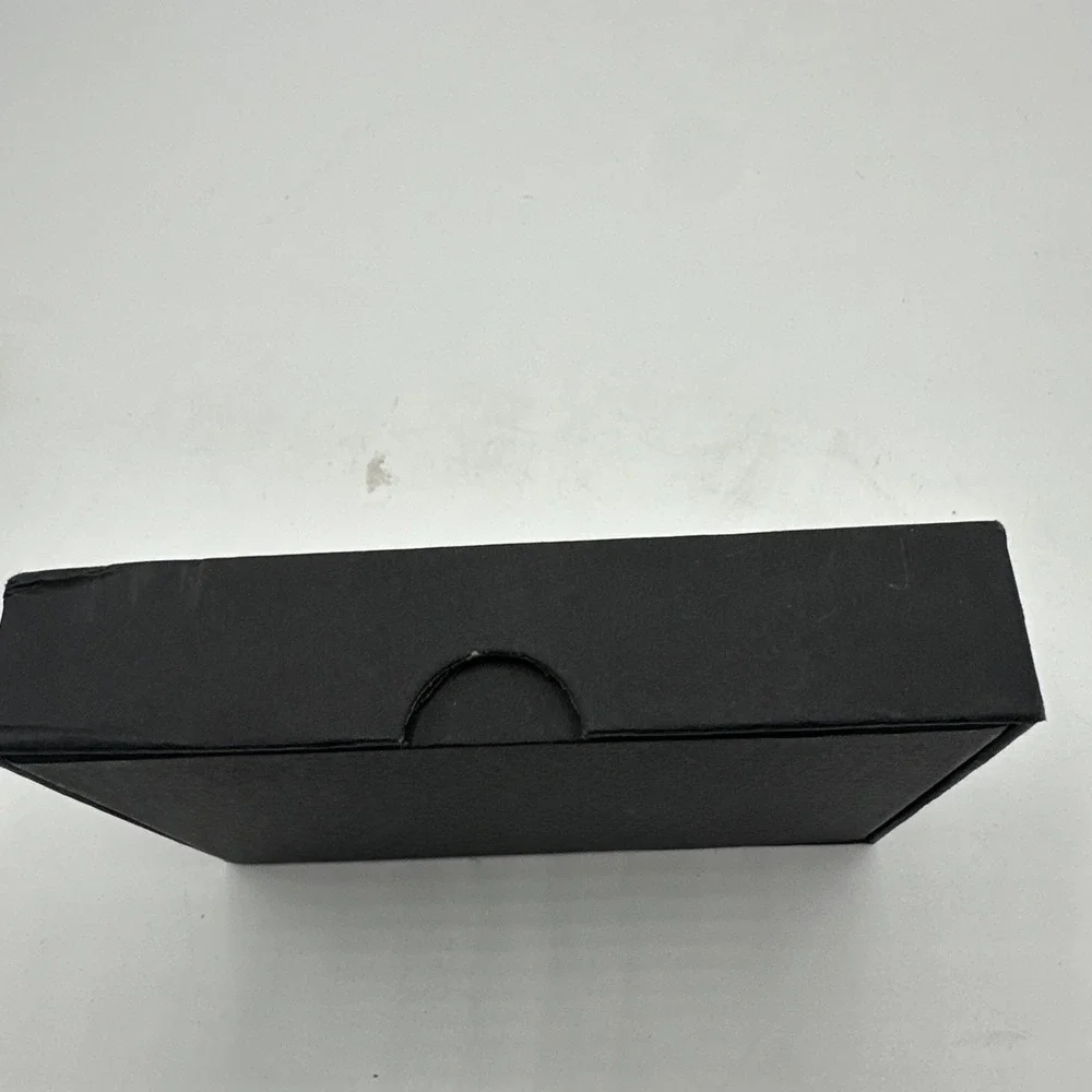 Minimalist Wallet Black New In Box With Extra Straps.